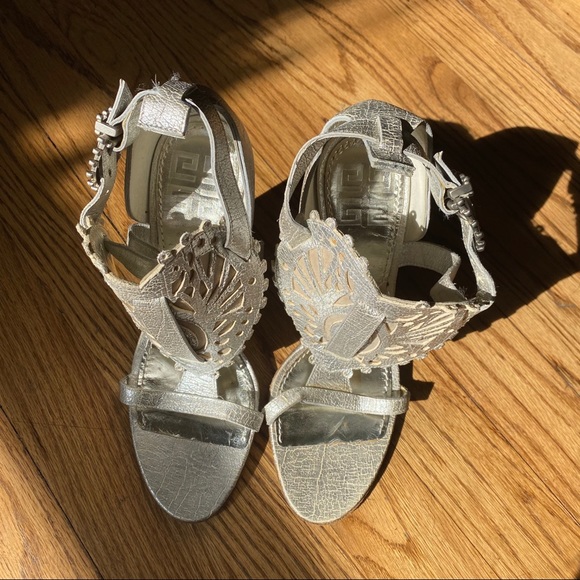 ⚡️Givenchy metallic leather lace heart block heels - Picture 5 of 16